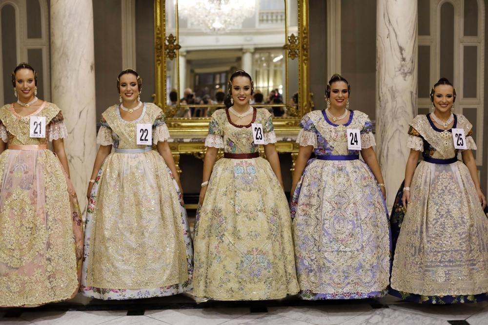 Las aspirantes a fallera mayor conocen el Salón de Cristal