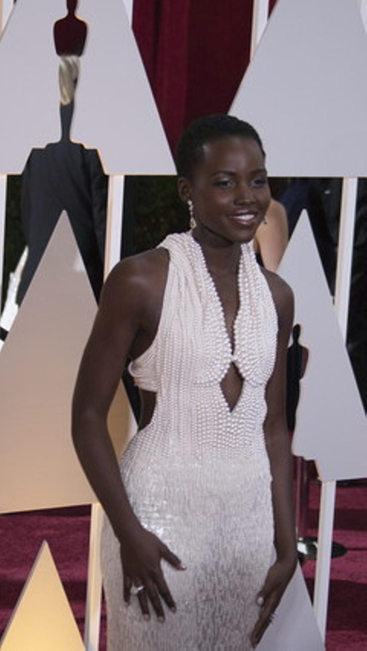 La actriz Lupita Nyong’o posa en la alfombra roja de la 87ª edición de los Oscar.