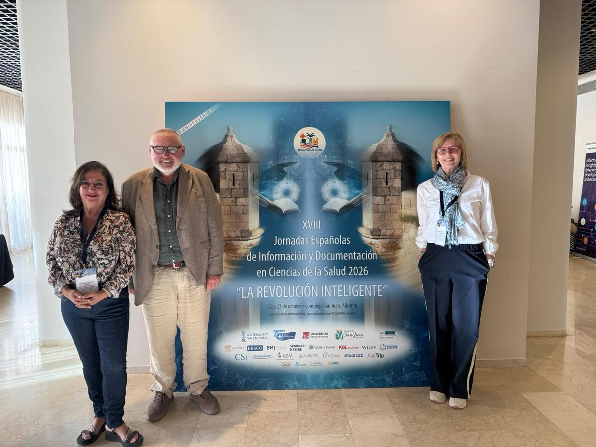 El catedrático de la Universidad de Granada Emilio Delgado junto a la presidenta del Comité Organizador, Rosa Trigueros, y la del Comité Científico, Carmen Sánchez Ardila