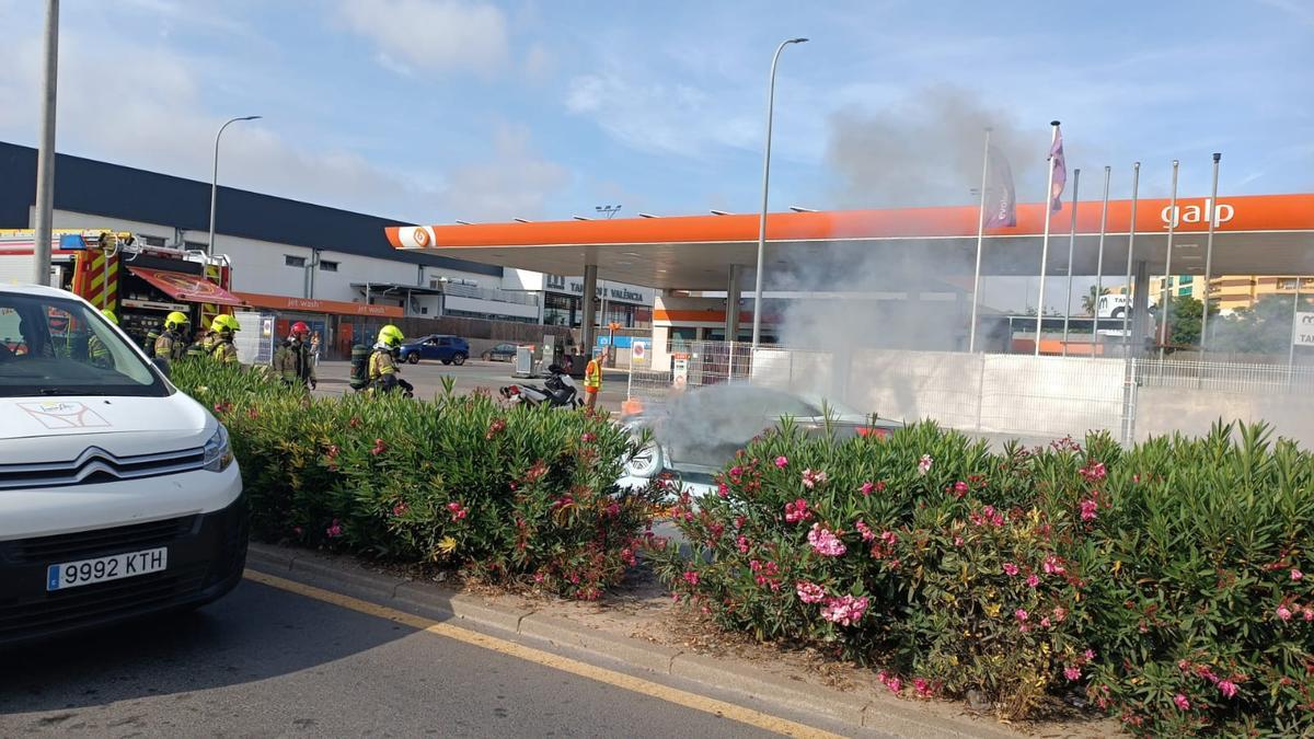 El incendio de un coche complica la salida de València por la autovía de Torrent