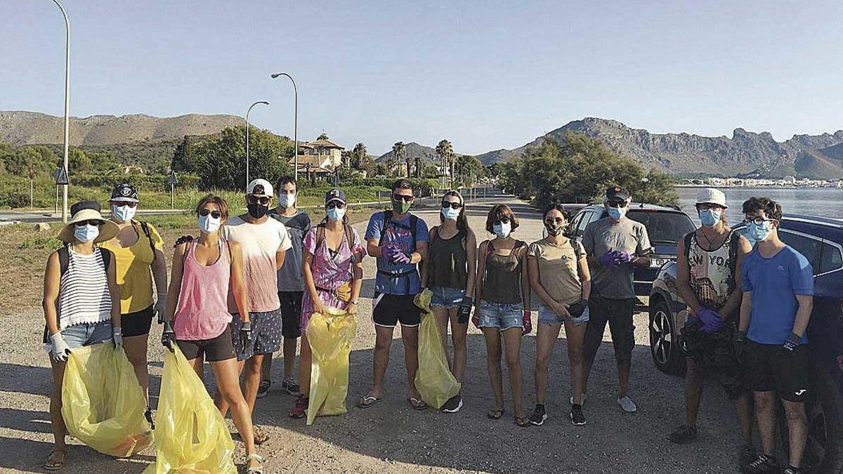 Voluntarios limpian de basura parte del litoral de Pollença en una jornada altruista