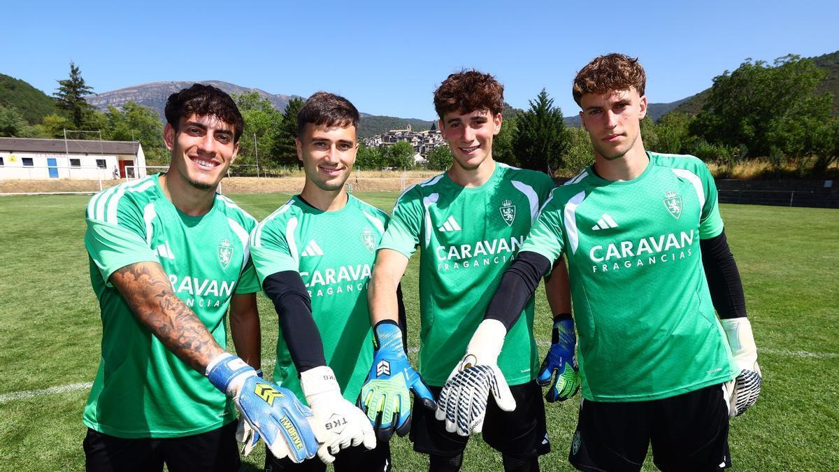 Los cuatro porteros del Real Zaragoza que están haciendo la pretemporada, durante la concentración de Boltaña