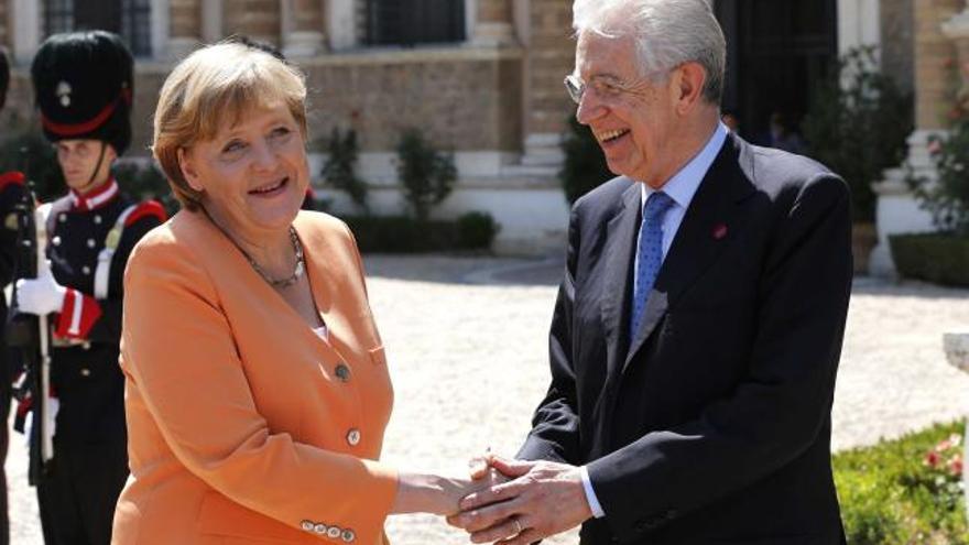 Merkel y Monti, ayer, durante la cumbre bilateral germano-italiana celebrada en Roma.