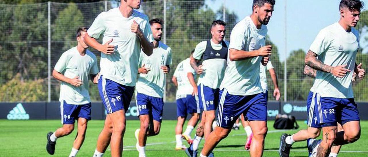 Denis, Fontán, Brais Méndez, Aspas y Nolito, durante el entrenamiento que el Celta celebró ayer en Mos. |  // RCCV