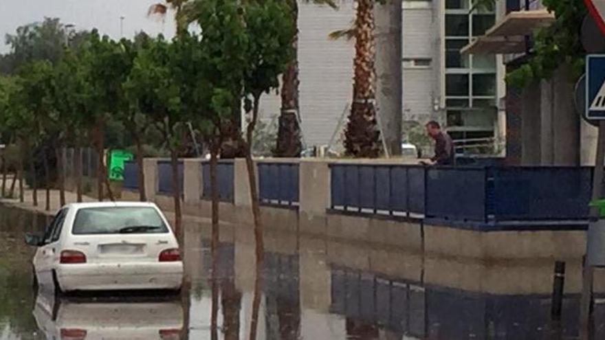 Un coche ha quedado atrapado en Ronda Sur