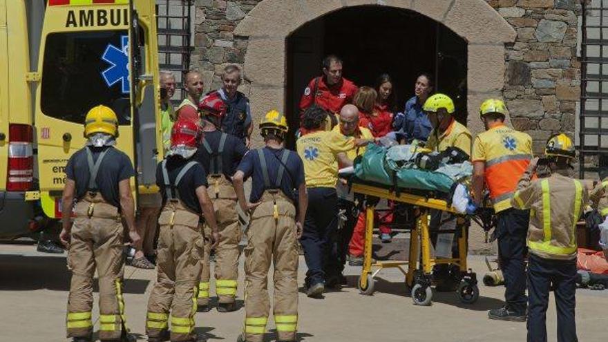 Els serveis d&#039;emergències traslladen un dels ferits en l&#039;ensorrament