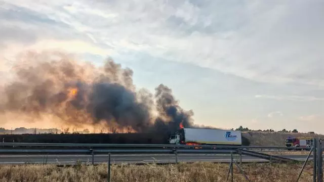 VÍDEO | Incendiado un camión en Morales del Vino