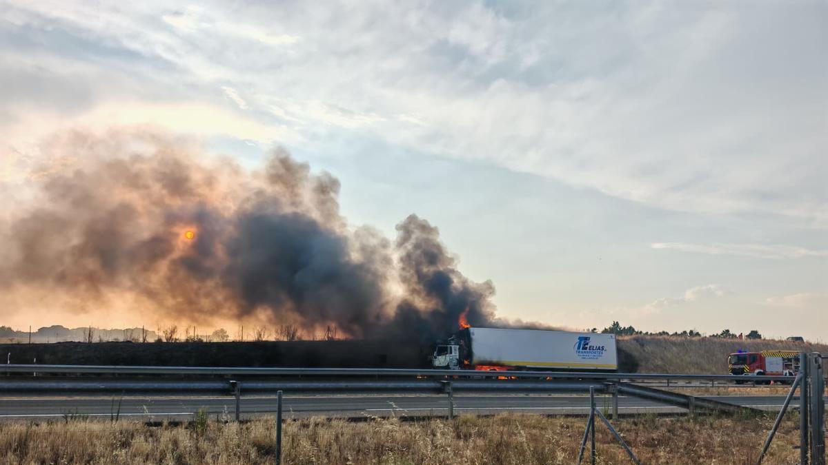 Incendiado un camión en la autovía Ruta de la Plata en Morales del Vino