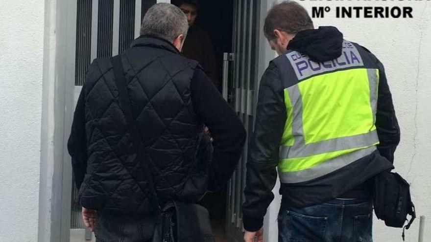 Agentes de la Policía Nacional, en el registro realizado tras la desarticulación de la red. // P.N.