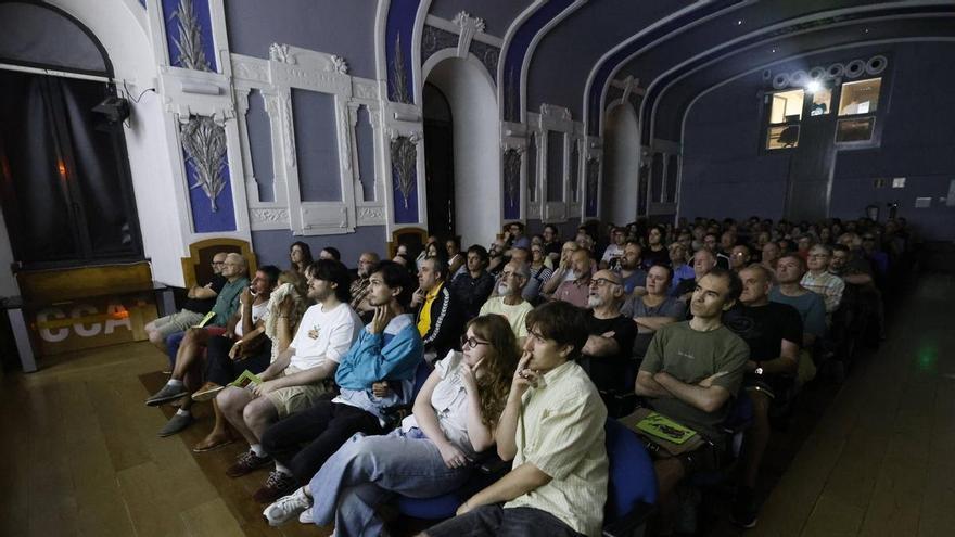 El ciclo "Peor... ¡imposible! arranca con la sala llena en Gijón: "Aquí vienes a reírte y a pasártelo bien"