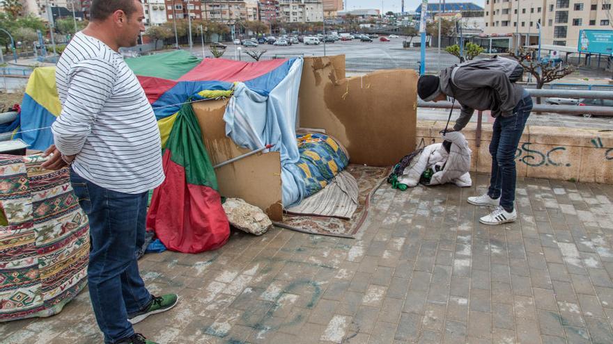 Algunos de los sin techo afectados porque no se abriera el albergue durante las lluvias