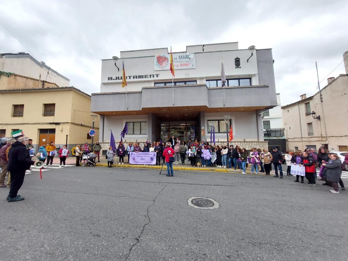 Conmoración del 8M ante el Ayuntamiento de Ibi.