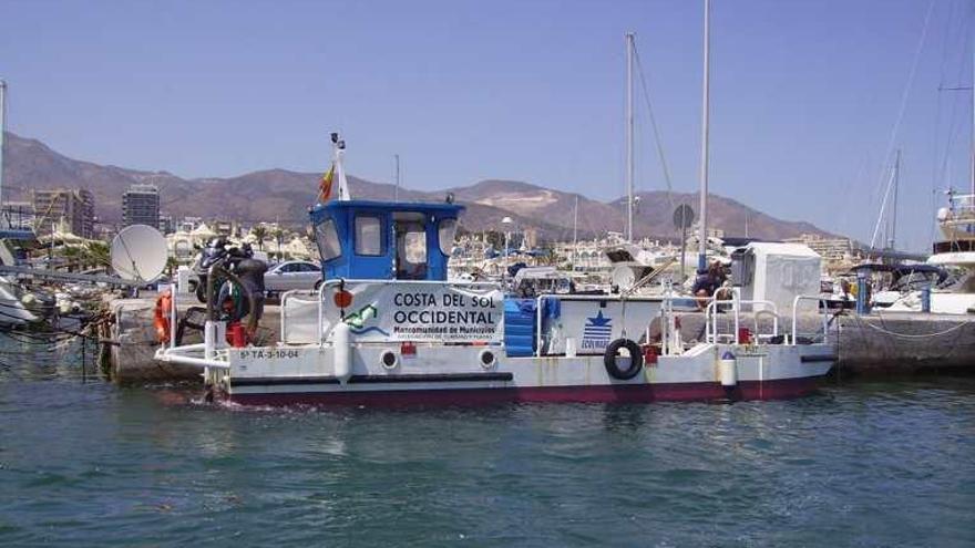 Uno de los barcos quitanatas que presta servicio en la Costa del Sol occidental.