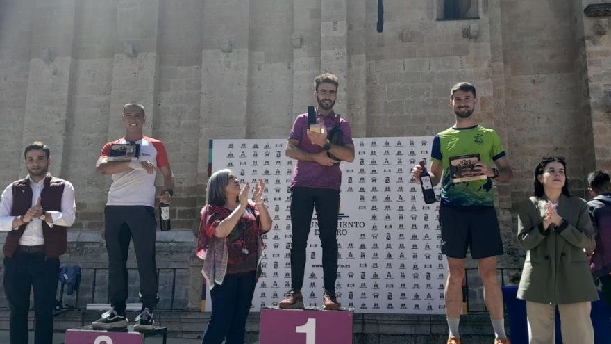 Los ganadores de las diferentes categorías reciben sus premios en el podio ubicado a los pies de la Colegiata de Toro. | C. Toro