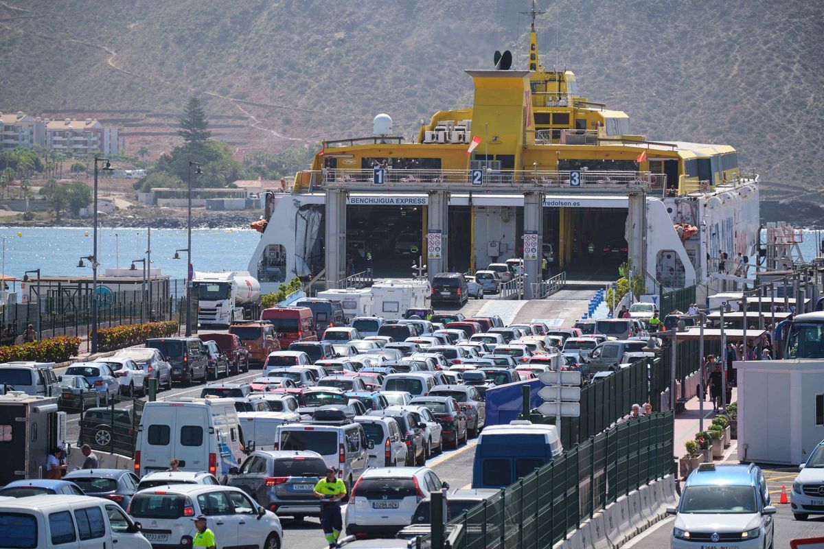 Colas de vehículos para acceder a un ferry en el Puerto de Los Cristianos.