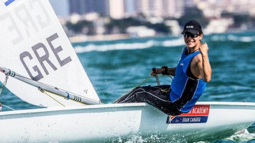 Vasileia Karachaliou celebra una victoria en Miami, con su barco rotulado con el nombre de Gran Canaria