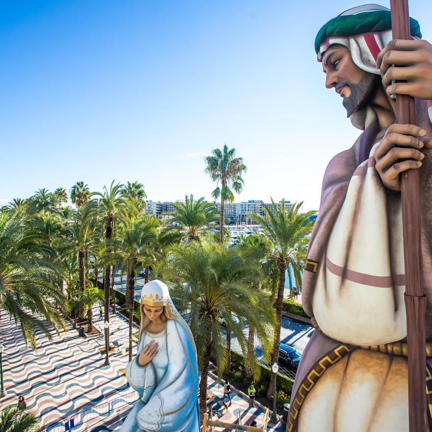 Alicante planta en la Explanada el Belén gigante