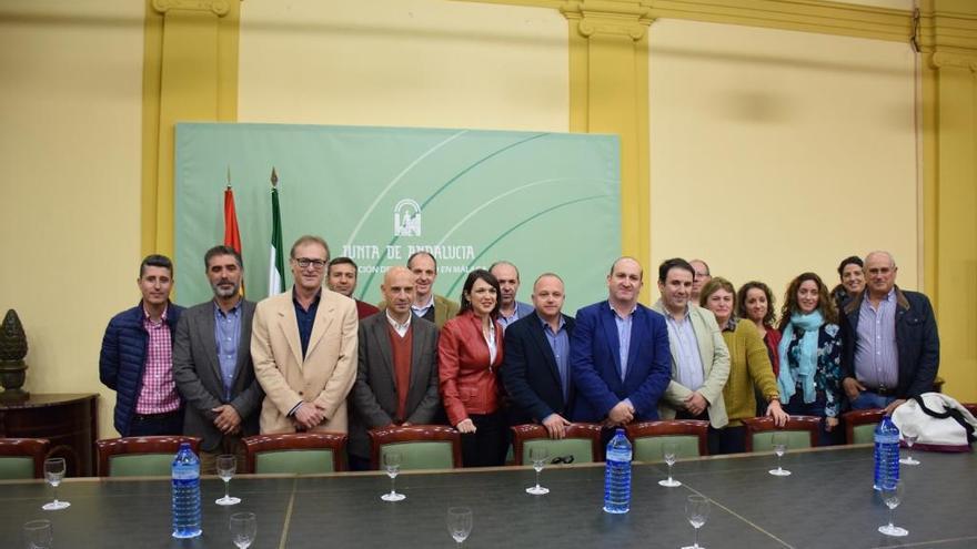 Foto de familia de la constitución de la Asociación Interprofesional de Aceituna Aloreña.