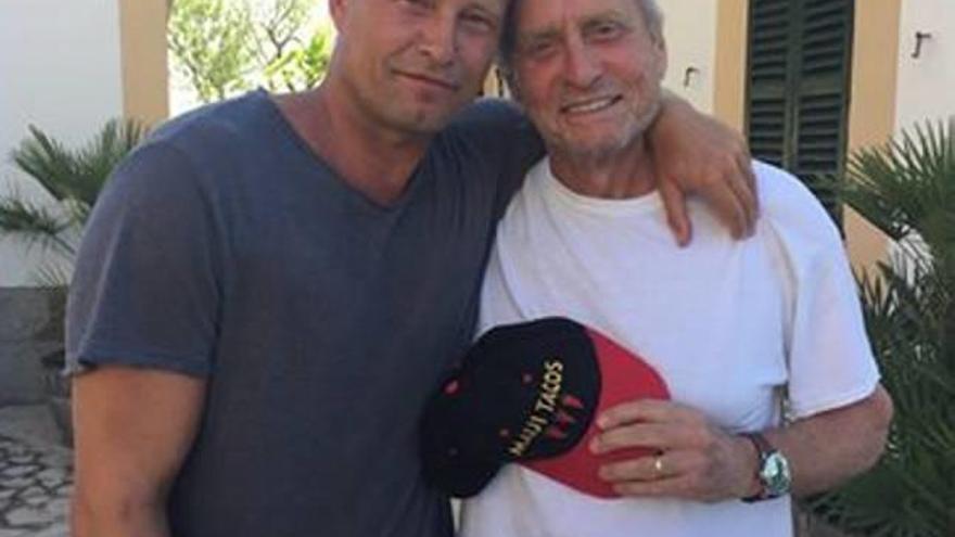 Til Schweiger y Michael Douglas, juntos en la isla.