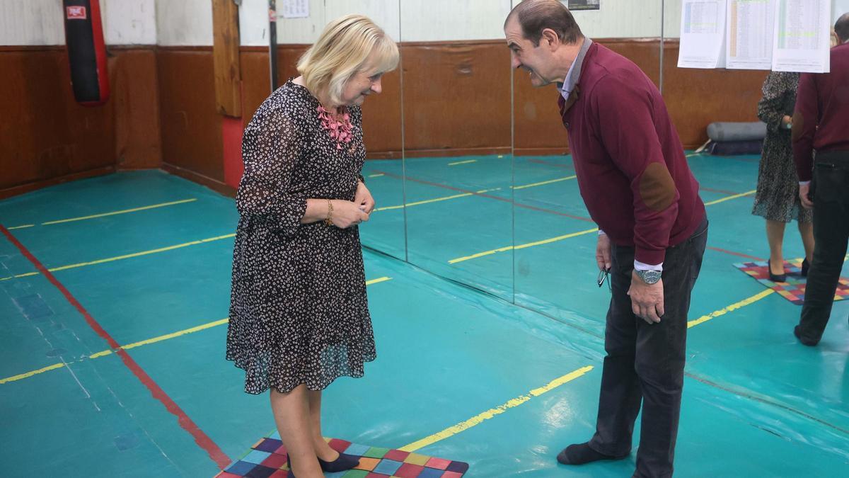 Mari Nieves Vales y Bernardo Romay se saludan al estilo japonés en el tatami del Judo Club Coruña.