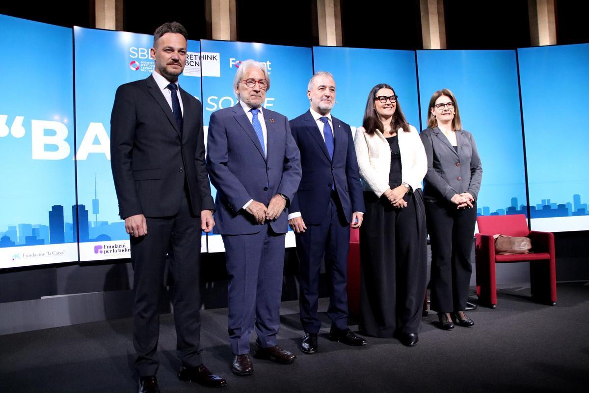 El alcalde de Barcelona, Jaume Collboni, y el presidente de Foment del Treball, Josep Sánchez Llibre, antes del diálogo en la sede de Foment del Treball.
