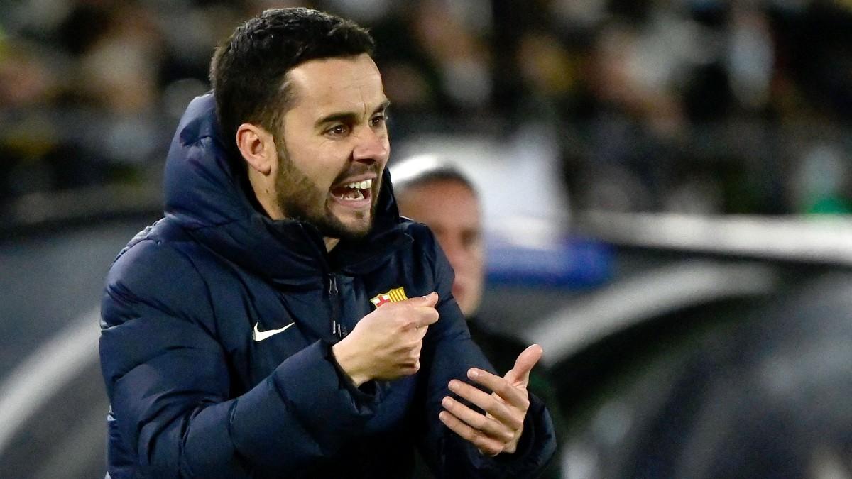 Giráldez da instrucciones durante el partido ante el Madrid