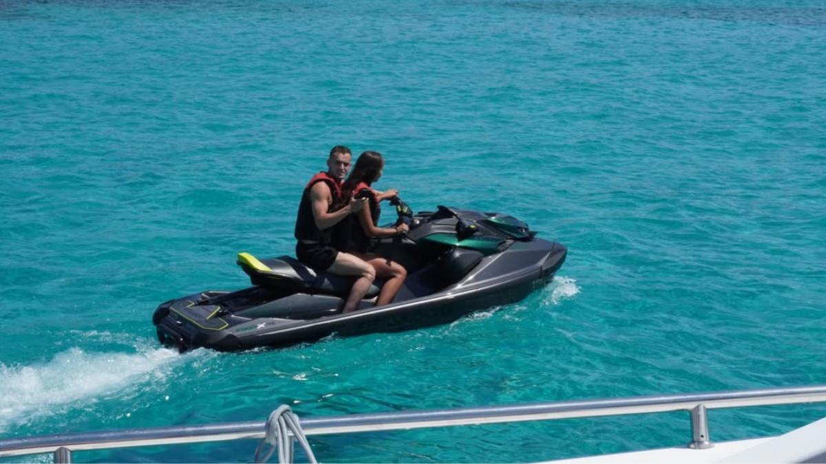 Marc Casadó y Noa Brea, en moto de agua