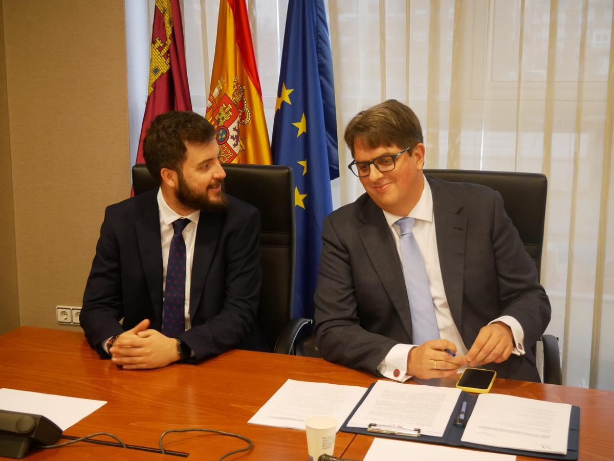 Joaquín Rocamora, exdirector de los Servicios Jurídicos de la Comunidad (d), y  Antonio Landáburu.