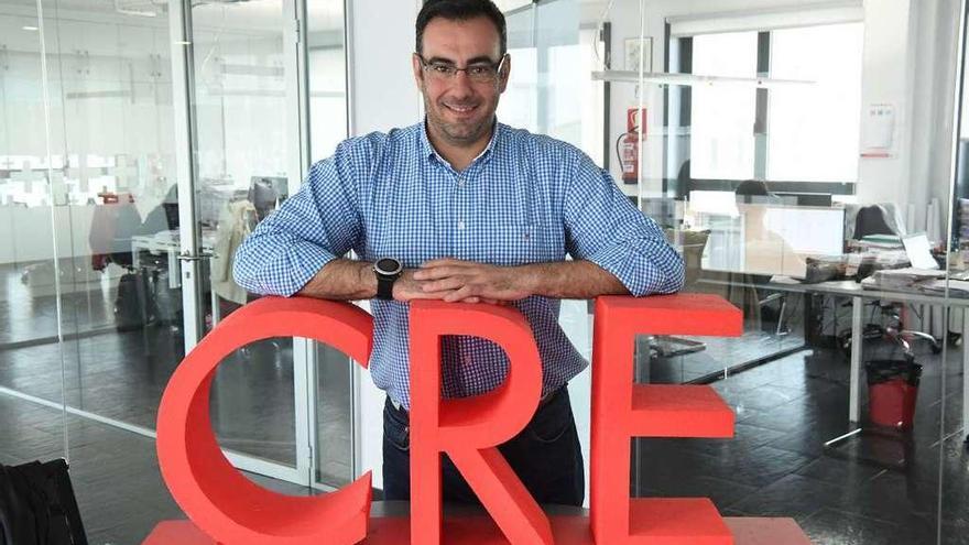 Íñigo Vila Guerra, ayer, en la sede de Cruz Roja A Coruña.