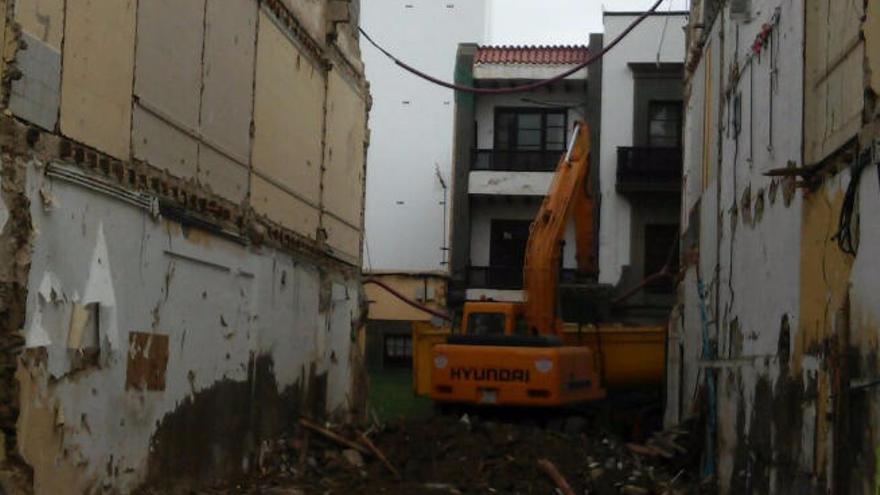 La piqueta derriba un edificio en Constantino