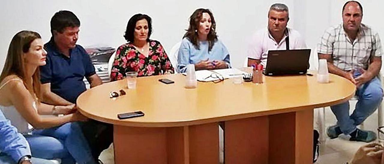 Sandra Domínguez (c), en una reunión de AMF. Lloret, primera por la derecha. | | LP/DLP