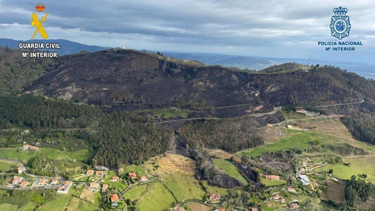 Imagen aérea de la investigación conjunta de Guardia Civil y Policía Nacional de cómo quedó el Naranco (Oviedo) tras el incendio.