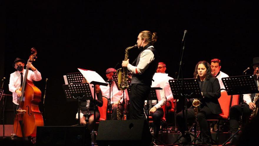 Algunos de los intetrantes del taller, tocando en uno de sus conciertos.