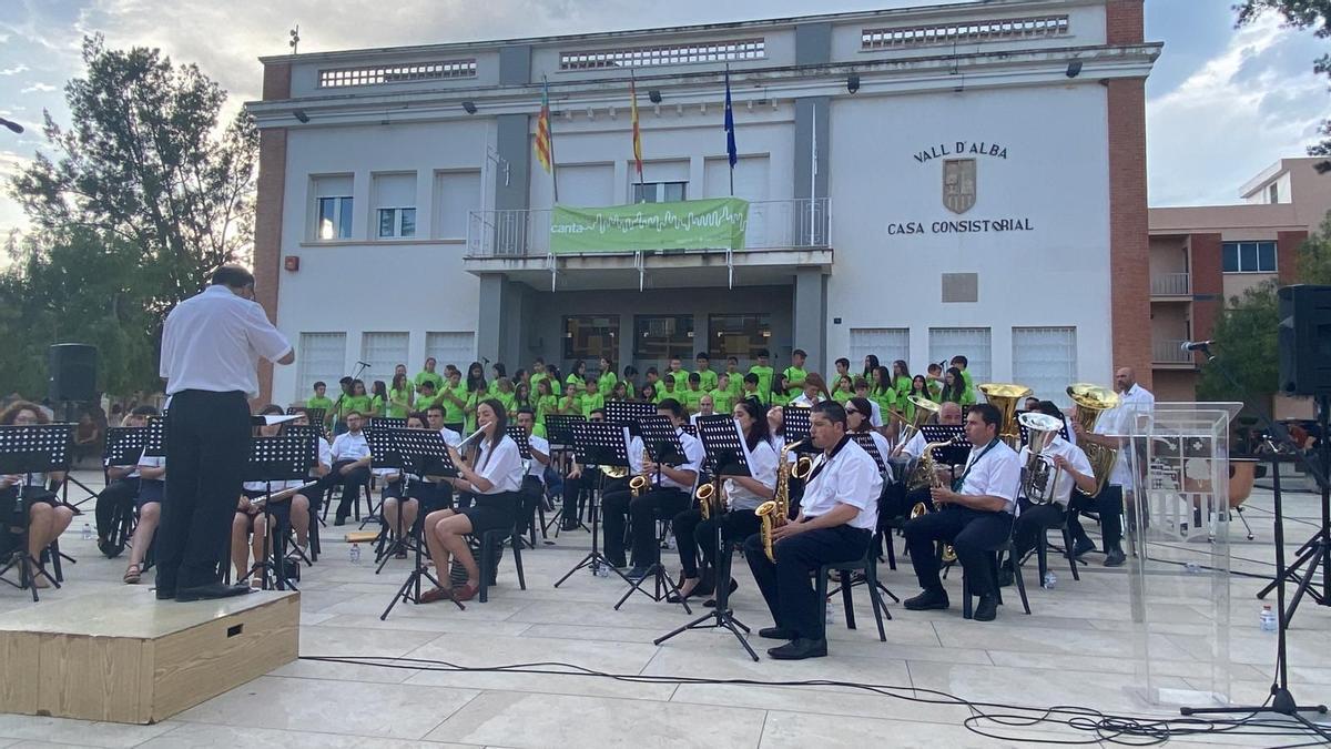Imagen del concierto de 'L'Escola Canta' en la localidad castellonense de Vall d'Alba