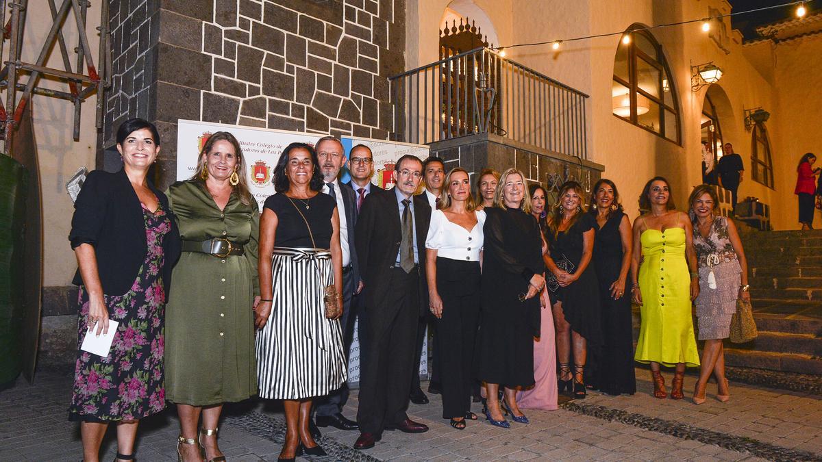 Una treintena de procuradores de Las Palmas celebran su cuarto de siglo en  el oficio - La Provincia
