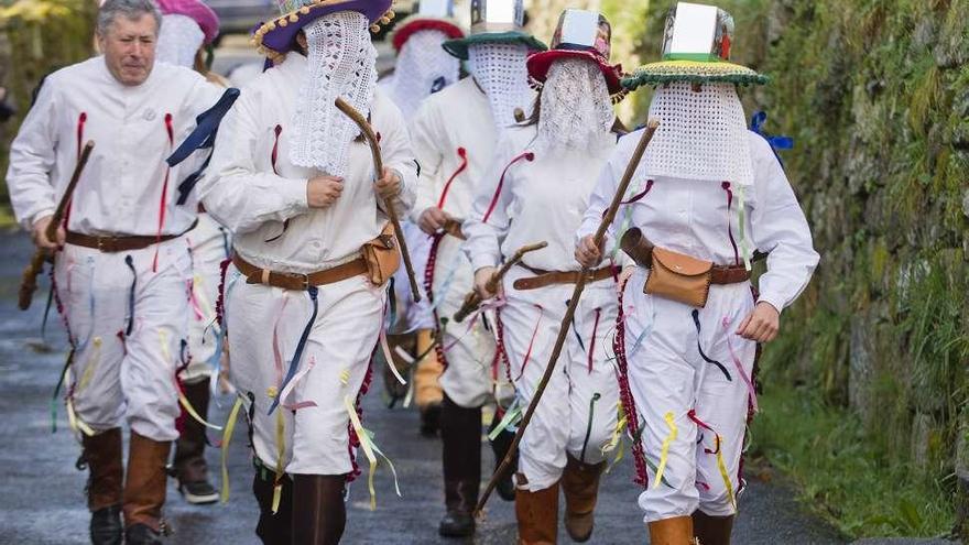 Las máscaras recorrieron las aldeas haciendo sonar sus chocas. // Iñaki Osorio