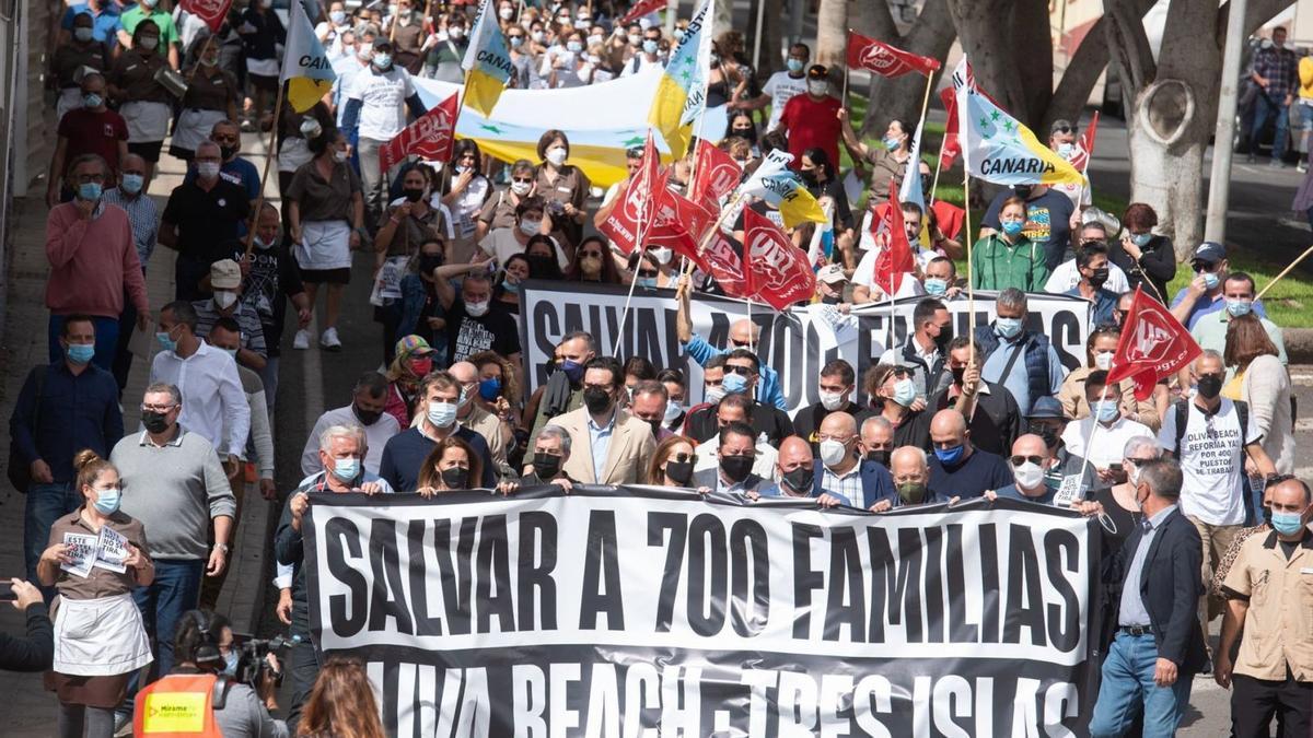 Manifestación celebrada ayer en la capital insular en defensa de los puestos de trabajos en los hoteles Tres Islas y Oliva Beach. | | CARLOS DE SAÁ / EFE