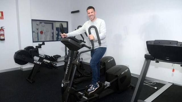 Luis Arosa en una de las máquinas del gimnasio municipal.