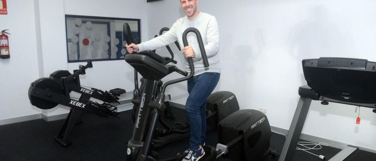 Luis Arosa en una de las máquinas del gimnasio municipal.