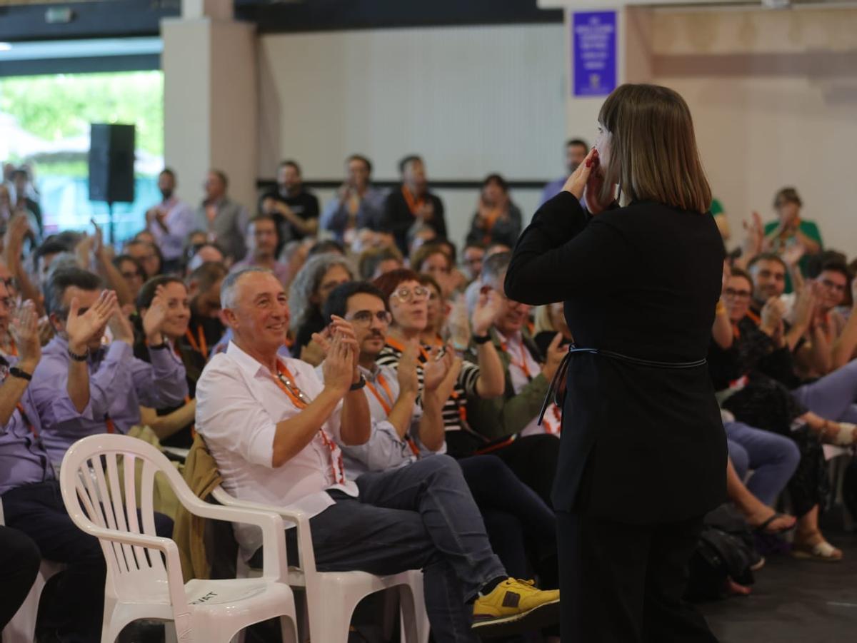 Piquer saluda tras haber sido reelegida como secretaria general de Més.