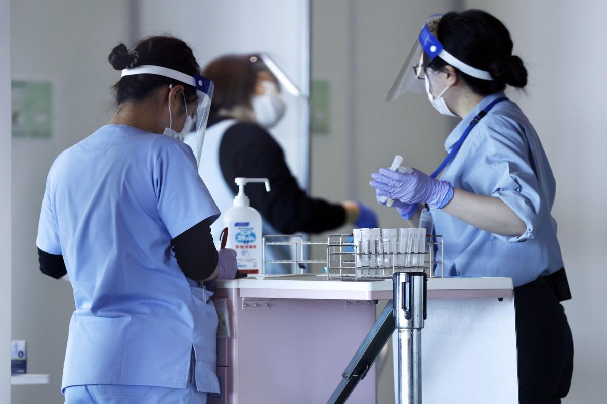 Controles y test de covid para pasajeros procedentes de China en el aeropuerto de Narita, en Japón.