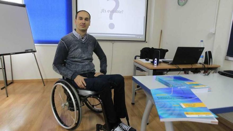 Félix González, este sábado, en el aula del centro de recuperación de puntos de Ourense. // J. Regal