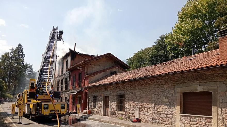 Un incendio causa graves daños en una vivienda de Entrago (Teverga): un guardia fuera de servicio evacúa, con ayuda de otros vecinos, a un mujer mayor