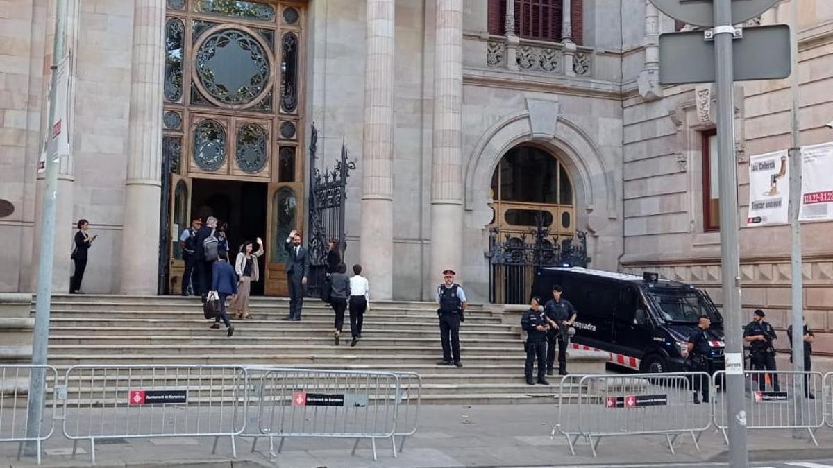 La bagenca Adriana Delgado i el president del Parlament, Roger Torrent, entrant avui a la seu del TSJC