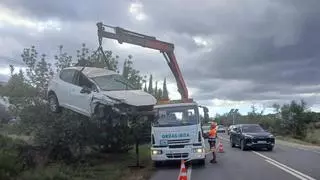 Los Bomberos rescatan a una mujer atrapada en su vehículo tras un accidente en Sant Antoni