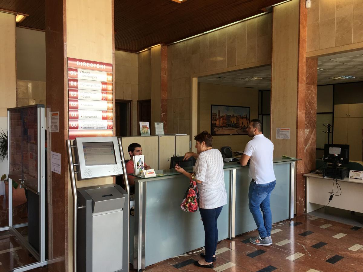 Imagen de las oficinas municipales en la entrada del consistorio. AYUNTAMIENTO VILA-REAL. ATENCION CIUDADANOS