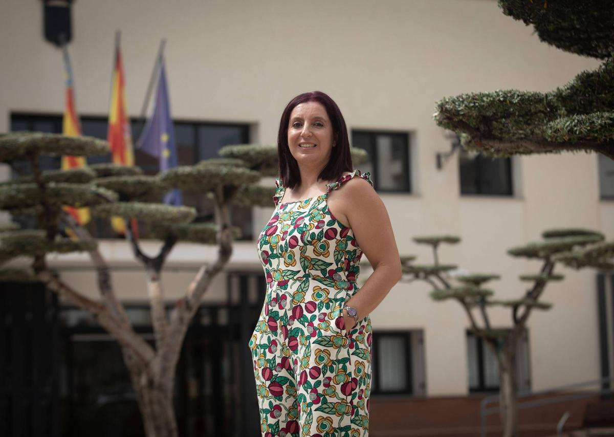 La alcaldesa de Faura, ante el consistorio.