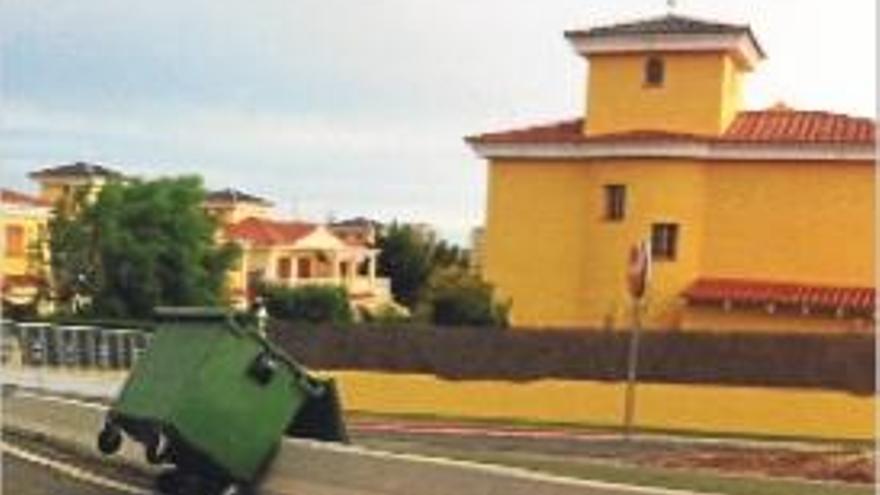 Un contenedor desplazado por el viento en Peñíscola.