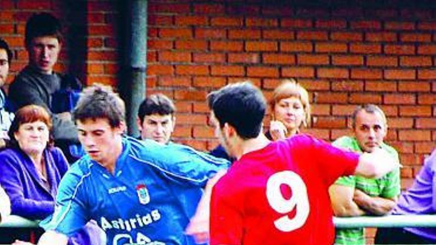 Una acción del Alcázar-Oviedo disputado ayer en Sama.