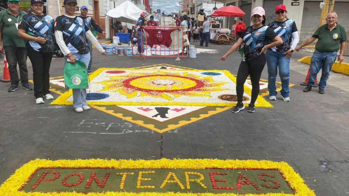 Alfombra realizada por la Asociación ponteareana en Uriangato.